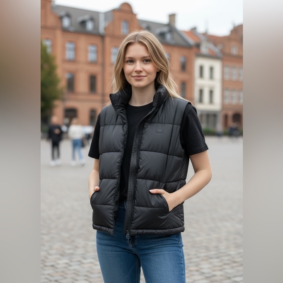 Levi's Box Quilted Puffer Vest Women's Size Small Black Recycled - Picture 1 of 11